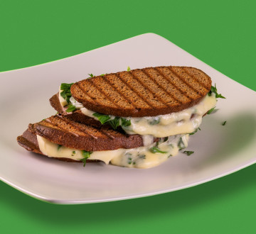 100% житній хліб: спробуйте новий смачний рецепт з сиром та зеленню!